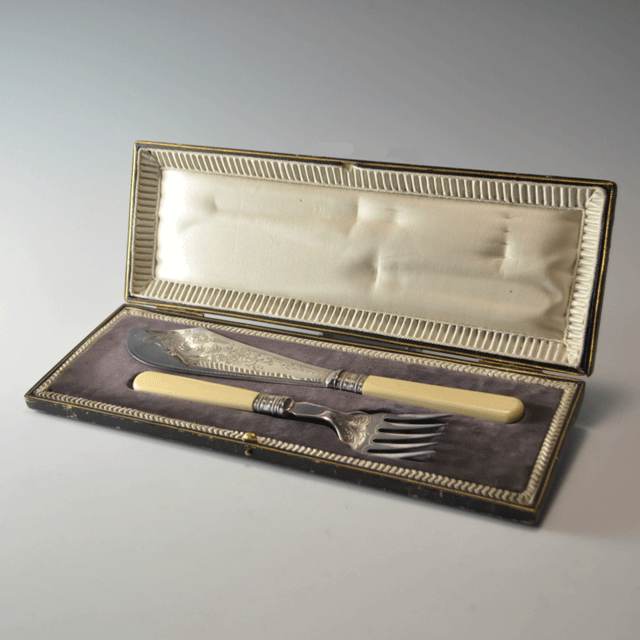 アンティークボックス付きのシルバープレートで作られたサービング用ナイフとフォークセット